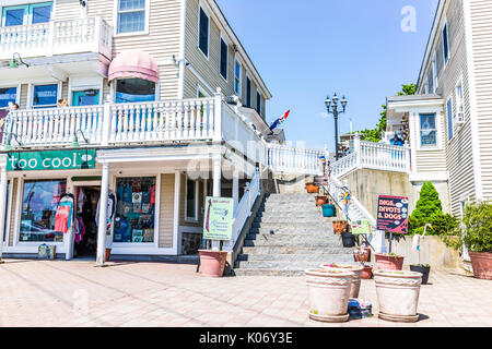 Kennebunkport, USA - 10. Juni 2017: Leere Shopping Plaza auf Bürgersteig Straße in der Innenstadt von Dorf im Sommer Tag Stockfoto