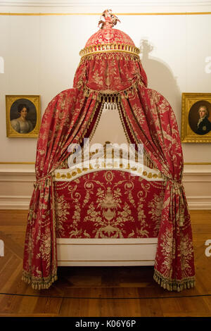 Ein Bett (Ca. 1760) auf Schloss Eutin (Schloss) in Schleswig-Holstein, Deutschland Stockfoto