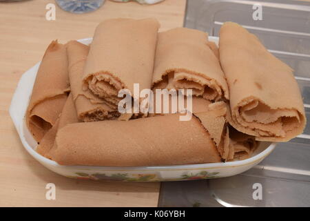 Injera auf einem weißen Stockfoto