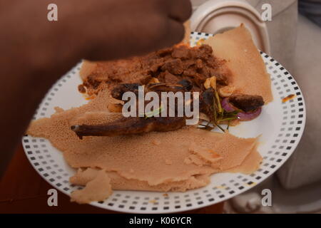 Äthiopischen Mahlzeit serviert mit Injera Stockfoto