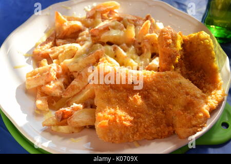 Cheesy Chips und gebratene zerschlagene Fisch Stockfoto