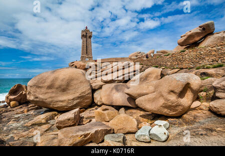 Frankreich, Bretagne, Côtes d'Armor, Cote De Granit Rose, Ploumanac'h Leuchtturm auf dem Sentier des Douaniers (alte Zollbeamten Pfad) auf Th Stockfoto