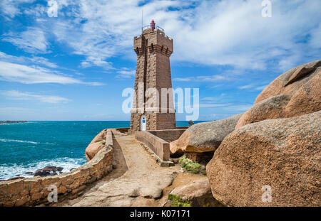 Frankreich, Bretagne, Côtes d'Armor, Cote De Granit Rose, Ploumanac'h Leuchtturm auf dem Sentier des Douaniers (alte Zollbeamten Pfad) auf Th Stockfoto