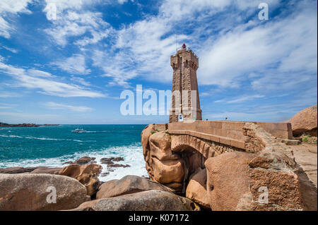 Frankreich, Bretagne, Côtes d'Armor, Cote De Granit Rose, Ploumanac'h Leuchtturm auf dem Sentier des Douaniers (alte Zollbeamten Pfad) auf Th Stockfoto