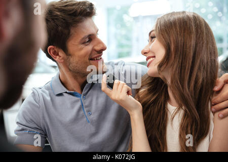 Schöne junge Paar zeichen Dokumente beim Händler showroom Stockfoto