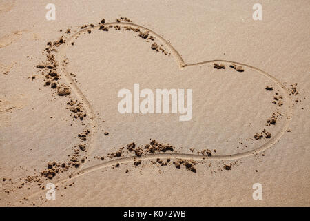 Liebe Herz im Sand am Strand. Stockfoto