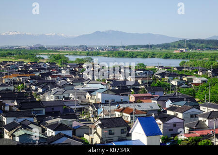 Sakata, Japan - 19. Mai 2017. Luftaufnahme von Sakata Stadt mit Bergen in Tohoku, Japan. Sakata ist eine Stadt in der Präfektur Yamagata in der Toho Stockfoto