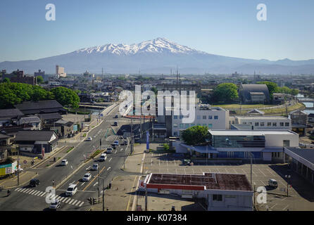 Sakata, Japan - 19. Mai 2017. Luftaufnahme von Sakata Stadt mit Schnee berg in Tohoku, Japan. Sakata Stadt dank einer blühenden Saflor tr blühte Stockfoto