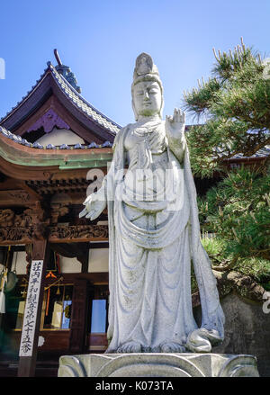 Sakata, Japan - 19. Mai 2017. Kuan Yin (guanyin) Buddha Statue an einem Tempel in Sakata, Japan. Sakata Stadt dank einer blühenden Saflor tra blühte Stockfoto