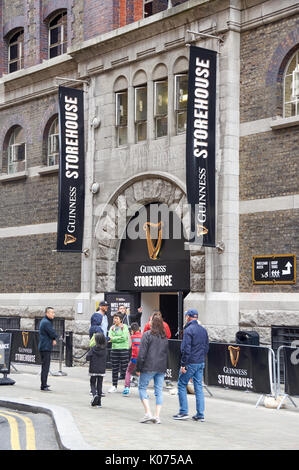 DUBLIN, Irland - 3. AUGUST 2017: Guinness Storehouse in Dublin. Das Guinness Storehouse ist eine touristische Attraktion am St. James's Gate Brewery in Dublin, ICH Stockfoto