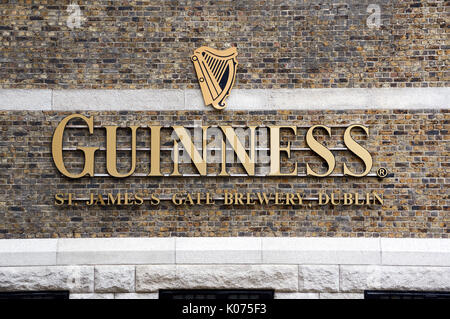 DUBLIN, Irland - 3. AUGUST 2017: Guinness Logo auf seinem Lager in Dublin. Das Guinness Storehouse ist eine touristische Attraktion am St. James's Gate Brauerei Stockfoto