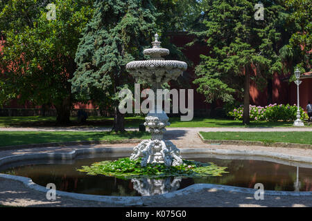 Schönen Brunnen in den Gärten der Dolmabahçe-Palast, Istanbul, Türkei. Stockfoto