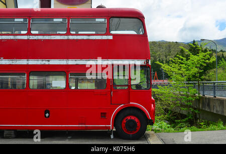 Vintage red Bus am Bahnhof - British Style Doppeldecker Bus. Stockfoto