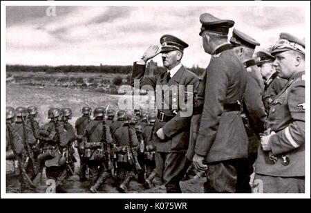 ADOLF HITLER POLEN INVASIONSBESETZUNG Adolf Hitler salutiert während der Besetzung Polens im 1939. Weltkrieg 2 die Wehrmachtttruppen Stockfoto