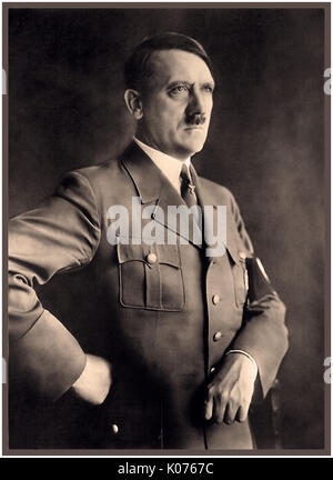 Porträt Adolf Hitler in Uniform mit Hakenkreuz armbinde Porträt der Führer Adolf Hitler von Heinrich Hoffman (persönlicher Fotograf) im Berliner Reichstag Deutschland 1930 s Stockfoto
