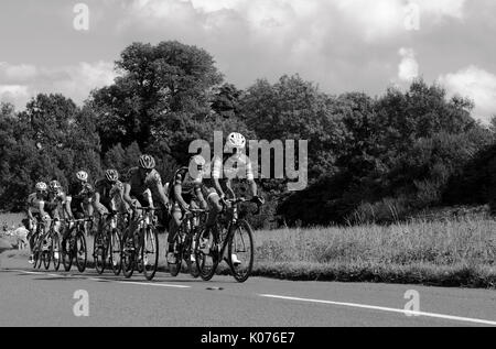 Prudential Fahrt London Surrey Classic Zyklus 2017 Rennen den 30. Juli 2017 Mitfahrer auf Ranmore Common Road Surrey Hills Surrey UK Stockfoto