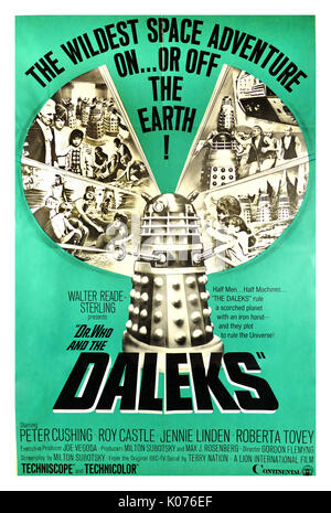 DR. Die WHO und die DALEKS, 1965. Original Vintage Filmposter starring Peter Cushing, Roy Castle und Jennie Linden. Unter der Regie von Gordon Fleming dieser Film der BBC Budget gebracht, Sci-Fi-TV-Serie auf die große Leinwand. "Die wildesten Abenteuer Raumfahrt auf … oder von der Erde! Die Hälfte Männer… halb Maschine die Daleks in der Regel eine Politik der verbrannten Erde mit eiserner Hand und Sie Plot zu Herrscher des Universums". Stockfoto