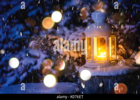 Weihnachten Laterne mit Schneefall in der Nacht Stockfoto