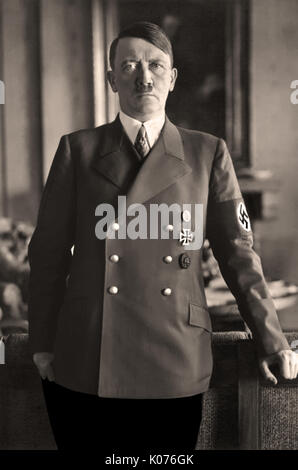Porträt Adolf Hitler in Uniform mit Hakenkreuz armbinde Porträt der Führer Adolf Hitler von Heinrich Hoffman (persönlicher Fotograf) im Berliner Reichstag Deutschland 1930 s Stockfoto