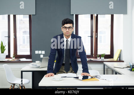 Portrait von Zuversichtlich bärtigen Geschäftsmann Stockfoto