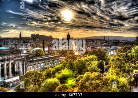 City of Edinburgh, Schottland. Malerischen Sonnenuntergang Blick auf Edinburgh Stadtzentrum von Calton Hill gesehen. Stockfoto