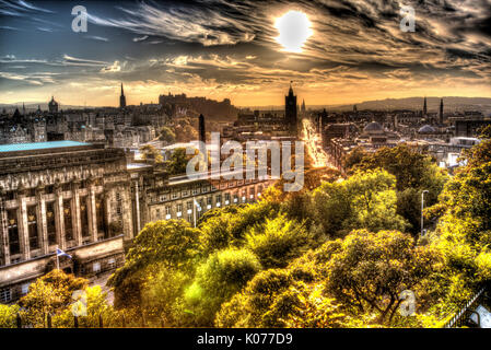 City of Edinburgh, Schottland. Malerischen Sonnenuntergang Blick auf Edinburgh Stadtzentrum von Calton Hill gesehen. Stockfoto