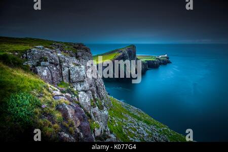 Neist Point, Isle of Skye, während am Abend. Stockfoto