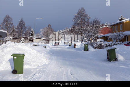 UMEA, Schweden am 03 Maerz, 2017. Blick auf eine Straße im Schnee mit Recycling Container neben der Häuser, Auto. Redaktionelle Verwendung. Stockfoto