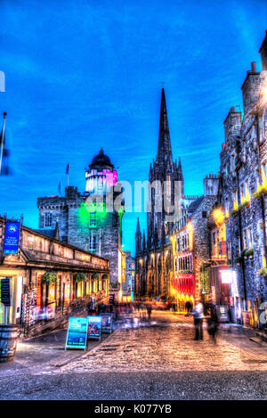 City of Edinburgh, Schottland. Nachtansicht der Royal Mile, mit Camera Obscura Besuchermagnet auf der linken Seite des Bildes. Stockfoto