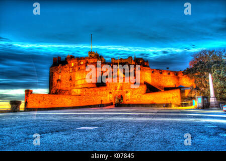 City of Edinburgh, Schottland. Malerischen Nacht Blick auf den Haupteingang und die Esplanade des Edinburgh Castle. Stockfoto