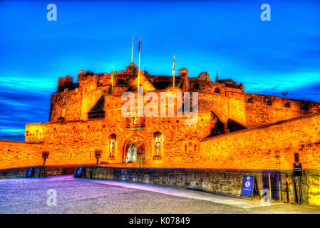 City of Edinburgh, Schottland. Malerischen Nacht Blick auf den Haupteingang und die Esplanade des Edinburgh Castle. Stockfoto