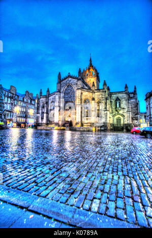 City of Edinburgh, Schottland. Regnerischen Nacht Blick auf die West-Höhe der High Kirk of Edinburgh, St Giles Cathedral. Stockfoto