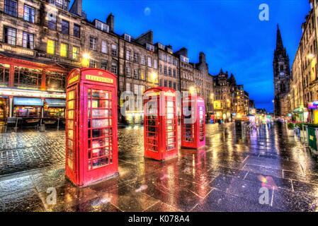 City of Edinburgh, Schottland. Malerische Nachtansicht von drei rote Telefonzellen K6 auf der Royal Mile. Stockfoto