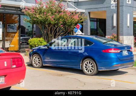 Einen geparkten blauen Pizza Delivery Automobil mit dem Domino-Logo nach oben zeigt. Norman, Oklahoma, USA. Stockfoto