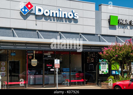 Äußere Schrägansicht der Storefront von Pizza Restaurant mit pizza pie in Norman, Oklahoma, USA ist ein Domino. Stockfoto