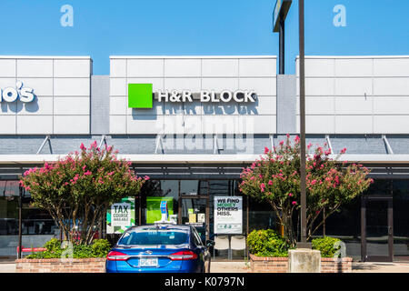 Von außen ein H&R Block Niederlassung, spezialisiert auf Steuerberater, in ein Einkaufszentrum in Norman, Oklahoma, USA. Stockfoto