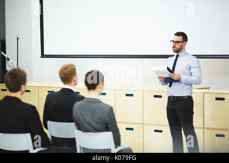 Präsentation von Ideen an Kollegen Stockfoto