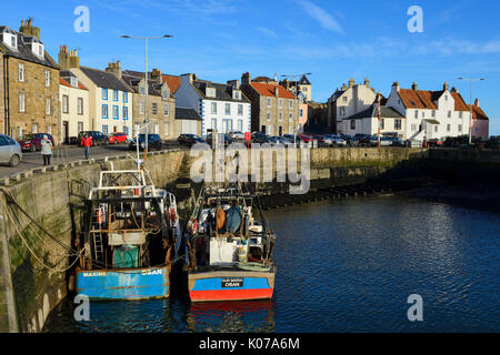 Fischerboote in Pittenweem Hafen in East Neuk of Fife, Schottland, Vereinigtes Königreich Stockfoto