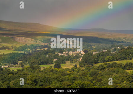 Teesdale Landschaft, Regenbogen über Middleton-in-Teesdale, UK mit einem dunklen Himmel Hintergrund August 2017 Stockfoto