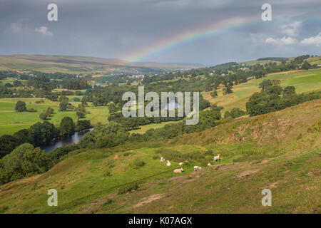 Teesdale Landschaft, Regenbogen über Middleton-in-Teesdale, UK mit einem dunklen Himmel Hintergrund August 2017 Stockfoto