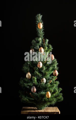 Geschmückten Weihnachtsbaum. Bunt bemalte Ostereier auf der Fichte Stockfoto