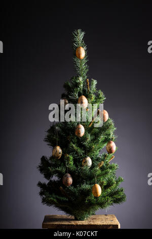 Geschmückten Weihnachtsbaum. Bunt bemalte Ostereier auf der Fichte Stockfoto