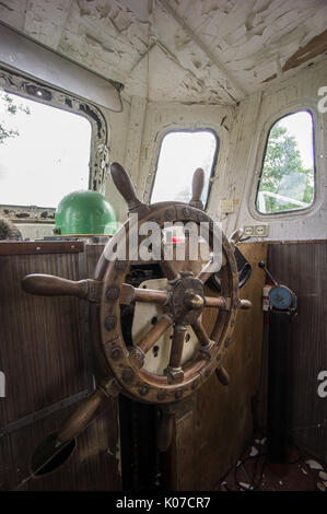 Alten, verlassenen Boot, Lenkrad aus Messing und Holz. Schiff Ruder. Segelboot Helm Stockfoto