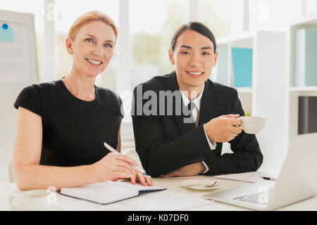 Freundliche Kollegen in Arbeitstreffen Stockfoto