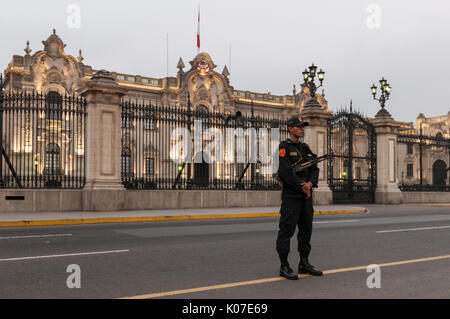 Sicherheit Schutz außerhalb der Regierung Palace, Lima, Peru. Stockfoto