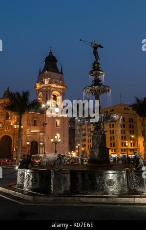 Es gibt keine Personen, 0 Personen, ein Brunnen auf der Plaza de Armas mit der Kathedrale im Hintergrund von Lima, Peru. Stockfoto