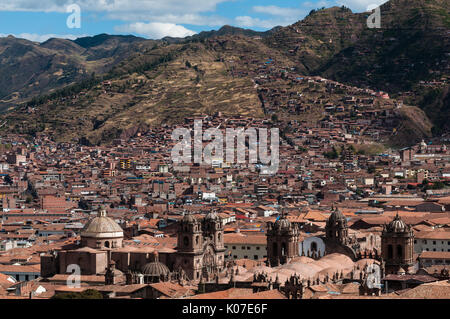 Ein Blick auf das historische Zentrum von Cusco und die umliegenden Berge, Peru. Stockfoto