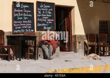 Ein alter Mann, der traditionelle Quechua Kleidung, "Chullo' Hut und Poncho ist in ein Nickerchen am Plaza Mayor in Cusco, Peru. Stockfoto