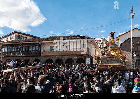 Gemeindemitglieder tragen eine große Statue des Hl. Jakobus durch überfüllte Plaza de Armas während der Feierlichkeiten zu Fronleichnam, Cusco, Peru. Stockfoto