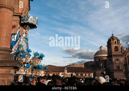 Reich bestickt Statue der Jungfrau Mary von Belen ist aus Cusco Kathedrale durch Gemeindemitglieder während der Feierlichkeiten zu Corpus Christi, Cusco, Peru durchgeführt. Stockfoto